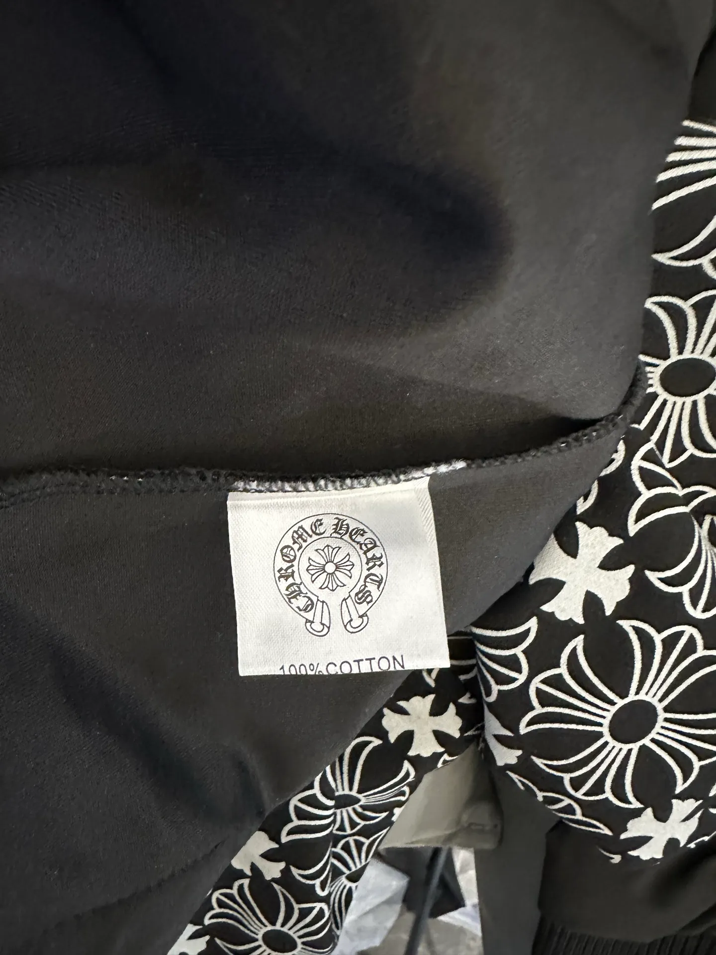P310 Style No.: TT74 𝐂𝐇𝐑𝐎𝐌𝐄 𝐇𝐄𝐀𝐑𝐓𝐒/Cro Heart Hooded 23FW new all-over printed Sanskrit opening and closing sweater. Full dark pattern printing as the backing to show a sense of mystery. Sanskrit embroidery on the front chest. Metal zipper closure. Classic Sanskrit printing design on both arms. Classic big horseshoe print on the back, overall high-end and versatile, same style for men and women Size: S-XL
